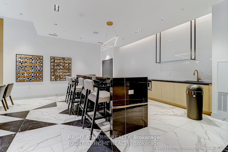 202 Burnhamthorpe Road E 605, Mississauga, ON L5B 0A2